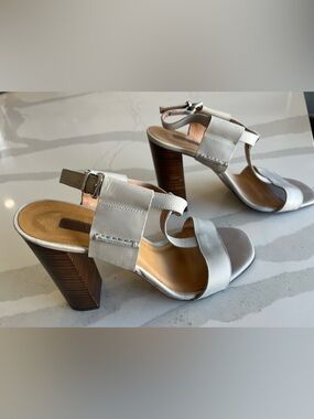 Modern Vintage Leather T-Strap Block-Heeled Sandals in Elephant Gray